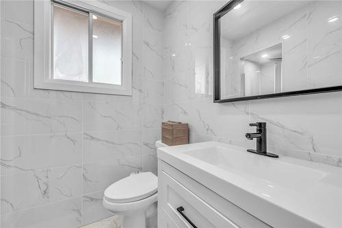 182 Clifton Downs Road, Hamilton, ON - Indoor Photo Showing Bathroom