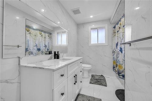 182 Clifton Downs Road, Hamilton, ON - Indoor Photo Showing Bathroom