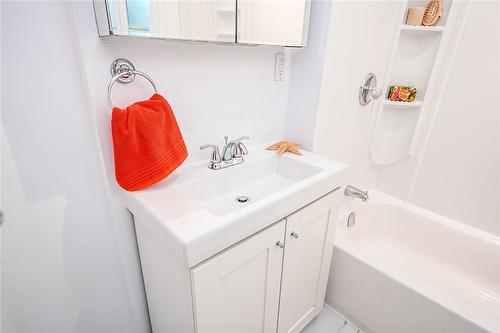 162 Charlton Avenue W|Unit #1, Hamilton, ON - Indoor Photo Showing Bathroom