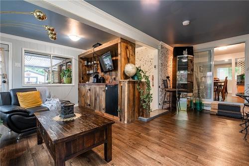 37 Gainsborough Road, Hamilton, ON - Indoor Photo Showing Living Room