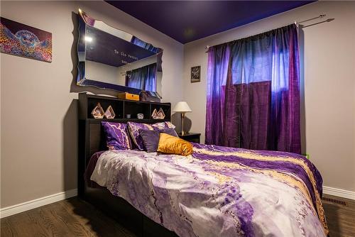 37 Gainsborough Road, Hamilton, ON - Indoor Photo Showing Bedroom