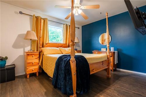 37 Gainsborough Road, Hamilton, ON - Indoor Photo Showing Bedroom