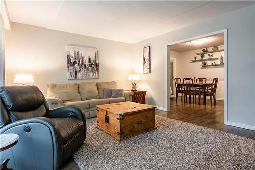 37 Gainsborough Road, Hamilton, ON - Indoor Photo Showing Living Room