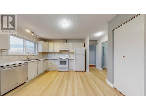 370 Road 11, Oliver, BC - Indoor Photo Showing Kitchen