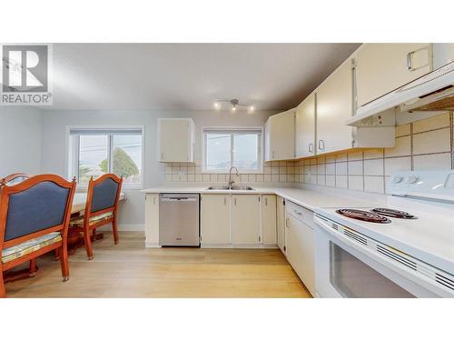 370 Road 11, Oliver, BC - Indoor Photo Showing Kitchen With Double Sink