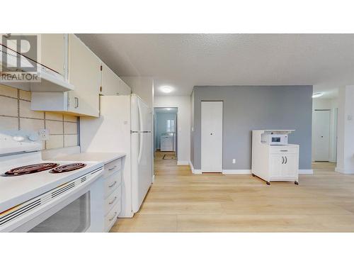 370 Road 11, Oliver, BC - Indoor Photo Showing Kitchen