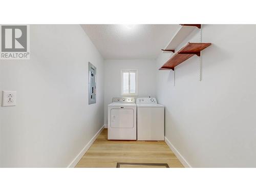 370 Road 11, Oliver, BC - Indoor Photo Showing Laundry Room