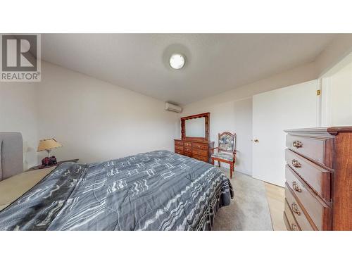 370 Road 11, Oliver, BC - Indoor Photo Showing Bedroom