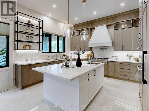 3 Earl Cook Drive, Whitchurch-Stouffville, ON - Indoor Photo Showing Kitchen With Upgraded Kitchen