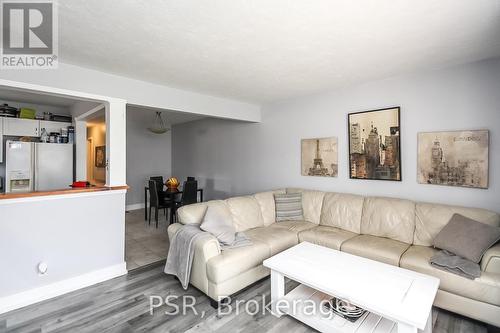 657 Oak Street, Collingwood, ON - Indoor Photo Showing Living Room