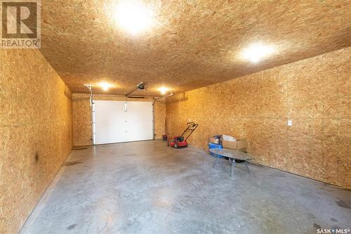 881 Elgin Avenue, Moose Jaw, SK - Indoor Photo Showing Garage