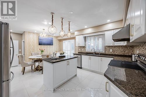 2098 Shorncliffe Boulevard, Oakville (West Oak Trails), ON - Indoor Photo Showing Kitchen With Upgraded Kitchen