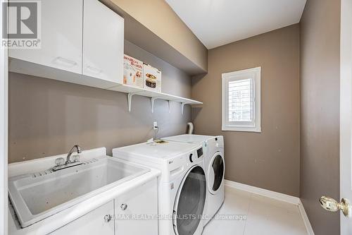 2098 Shorncliffe Boulevard, Oakville (West Oak Trails), ON - Indoor Photo Showing Living Room