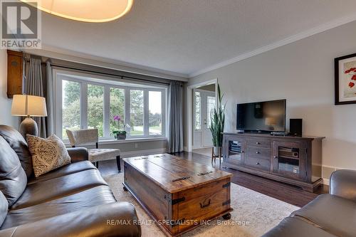 258 Glenwood Crescent, Caledon (Bolton East), ON - Indoor Photo Showing Living Room