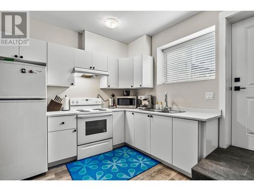 2045 Galore Cres, Kamloops, BC - Indoor Photo Showing Kitchen With Double Sink