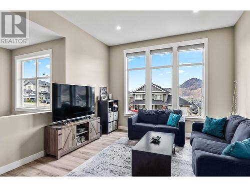 2045 Galore Crescent, Kamloops, BC - Indoor Photo Showing Living Room