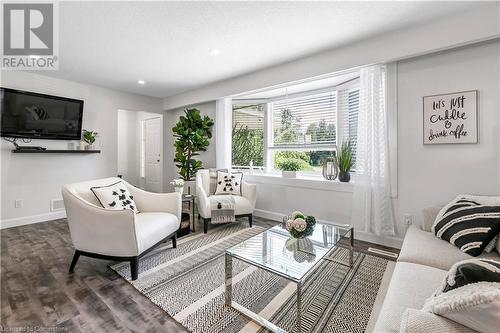 6532 Beatty Line N, Fergus, ON - Indoor Photo Showing Living Room