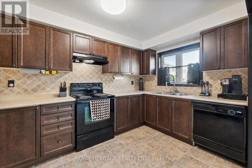 92 Shrewsbury Drive, Whitby (Brooklin), ON - Indoor Photo Showing Kitchen With Double Sink