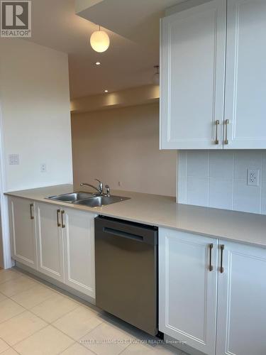 58 Thule Street, Vaughan (Vellore Village), ON - Indoor Photo Showing Kitchen With Double Sink