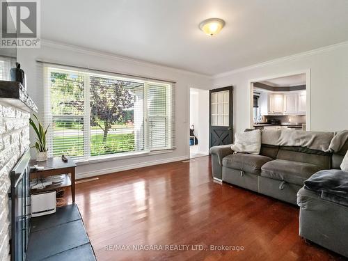 2206 Stevensville Road, Fort Erie, ON - Indoor Photo Showing Living Room