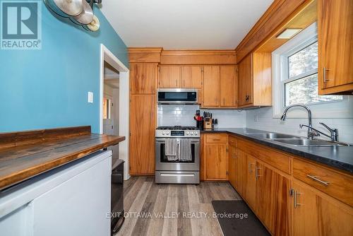 33486 Highway 17, Deep River, ON - Indoor Photo Showing Kitchen With Double Sink