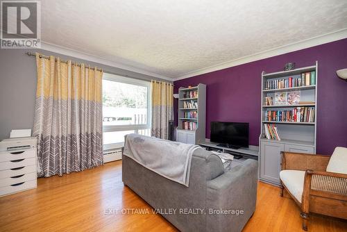 33486 Highway 17, Deep River, ON - Indoor Photo Showing Living Room