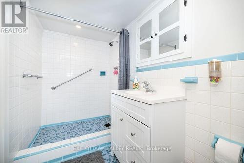 33486 Highway 17, Deep River, ON - Indoor Photo Showing Bathroom