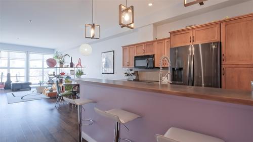 215-1331 Ellis Street, Kelowna, BC - Indoor Photo Showing Kitchen