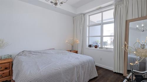 215-1331 Ellis Street, Kelowna, BC - Indoor Photo Showing Bedroom