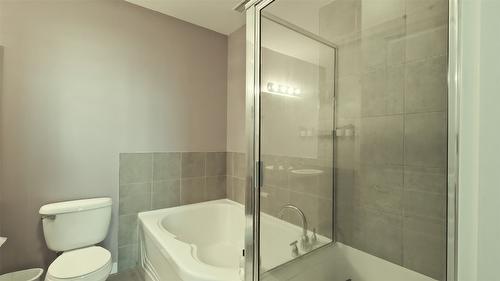 215-1331 Ellis Street, Kelowna, BC - Indoor Photo Showing Bathroom