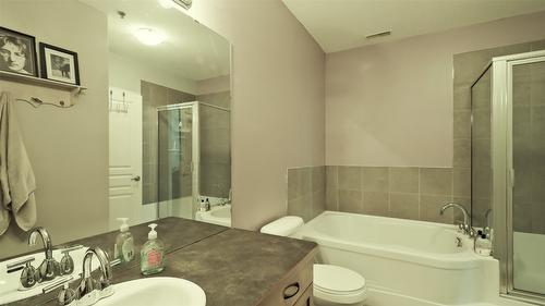 215-1331 Ellis Street, Kelowna, BC - Indoor Photo Showing Bathroom