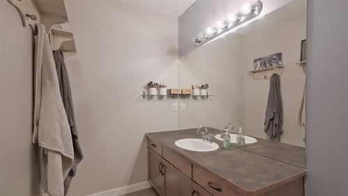 215-1331 Ellis Street, Kelowna, BC - Indoor Photo Showing Bathroom