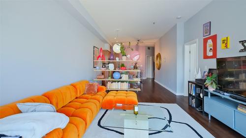 215-1331 Ellis Street, Kelowna, BC - Indoor Photo Showing Living Room