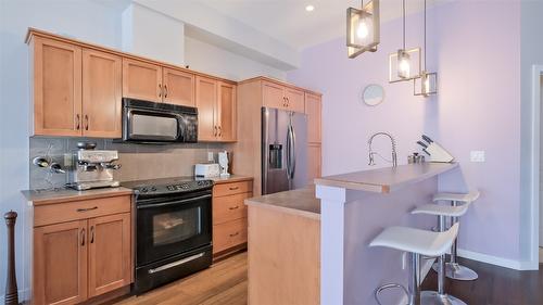 215-1331 Ellis Street, Kelowna, BC - Indoor Photo Showing Kitchen