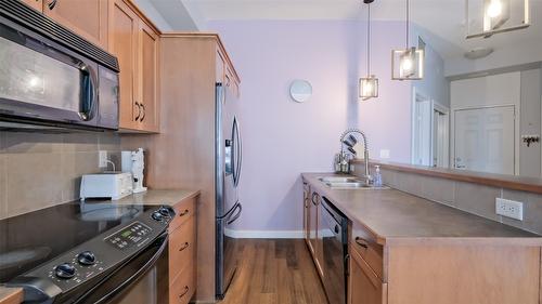 215-1331 Ellis Street, Kelowna, BC - Indoor Photo Showing Kitchen With Double Sink