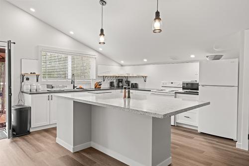 3230 Salmon River Road, Salmon Arm, BC - Indoor Photo Showing Kitchen With Upgraded Kitchen