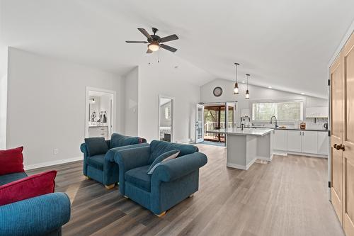 3230 Salmon River Road, Salmon Arm, BC - Indoor Photo Showing Living Room