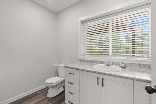 3230 Salmon River Road, Salmon Arm, BC - Indoor Photo Showing Bathroom