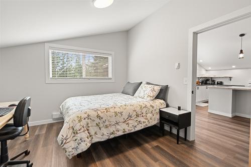 3230 Salmon River Road, Salmon Arm, BC - Indoor Photo Showing Bedroom