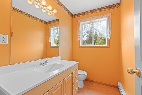 3230 Salmon River Road, Salmon Arm, BC - Indoor Photo Showing Bathroom