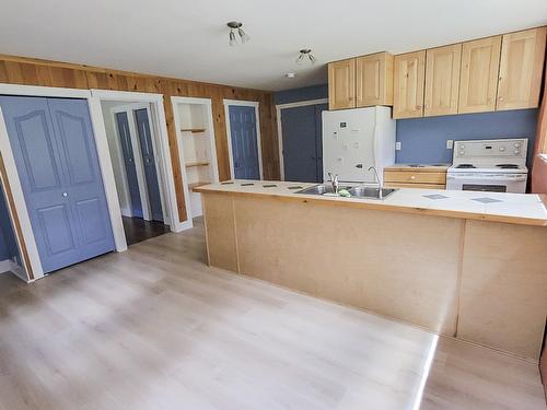 3230 Salmon River Road, Salmon Arm, BC - Indoor Photo Showing Kitchen With Double Sink