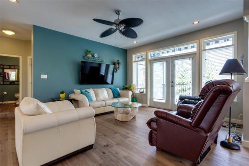 2233 Helgason Drive, West Kelowna, BC - Indoor Photo Showing Living Room