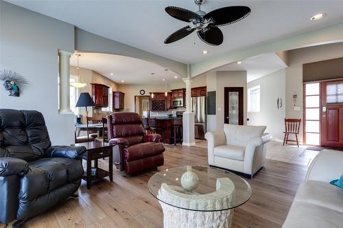 2233 Helgason Drive, West Kelowna, BC - Indoor Photo Showing Living Room