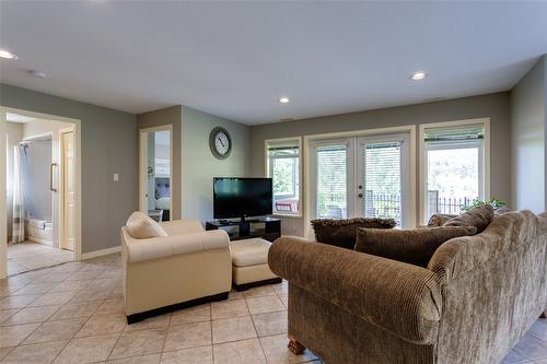 2233 Helgason Drive, West Kelowna, BC - Indoor Photo Showing Living Room