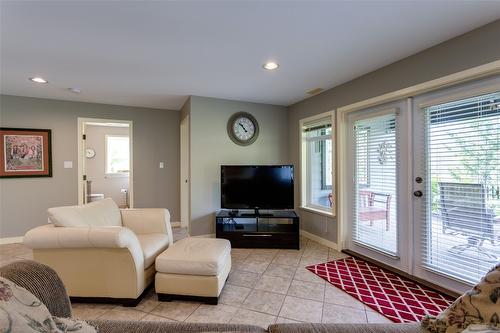 2233 Helgason Drive, West Kelowna, BC - Indoor Photo Showing Living Room