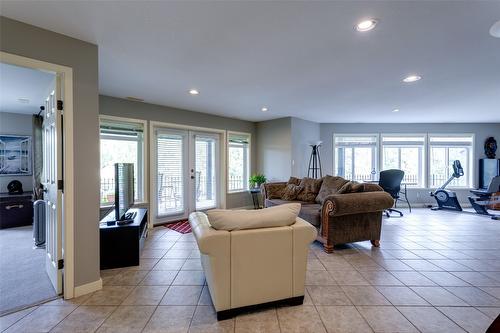 2233 Helgason Drive, West Kelowna, BC - Indoor Photo Showing Living Room