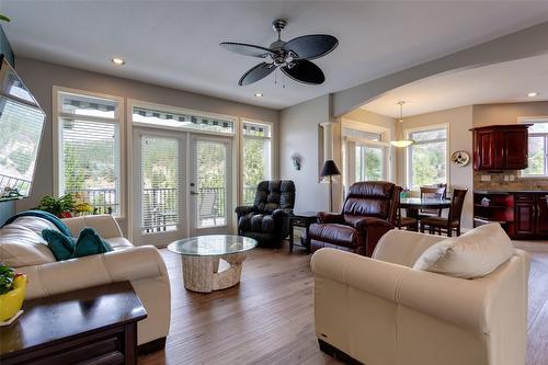 2233 Helgason Drive, West Kelowna, BC - Indoor Photo Showing Living Room