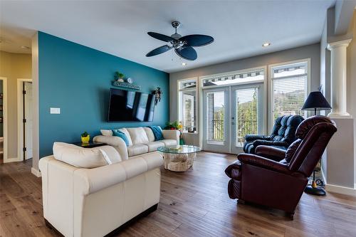 2233 Helgason Drive, West Kelowna, BC - Indoor Photo Showing Living Room