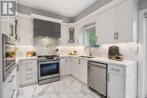 48 Post Oak Drive, Richmond Hill, ON - Indoor Photo Showing Kitchen With Stainless Steel Kitchen With Double Sink With Upgraded Kitchen