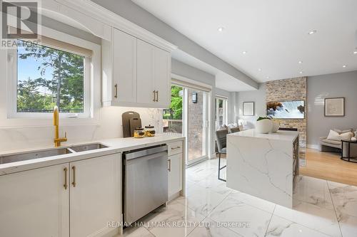 48 Post Oak Drive, Richmond Hill, ON - Indoor Photo Showing Kitchen